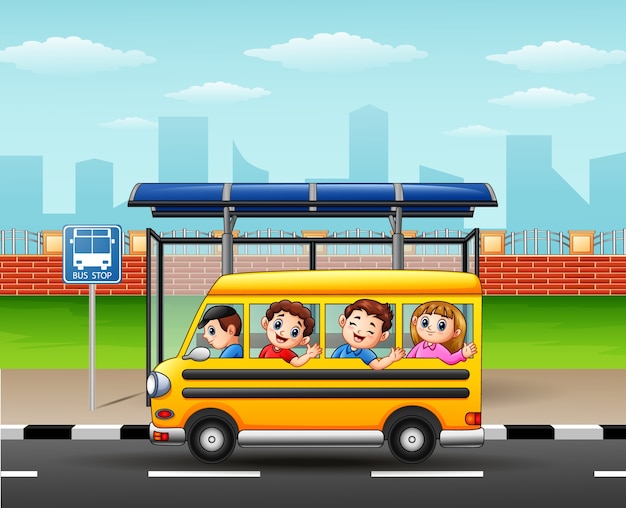 学校​の​バス​に​乗っている​幸せな​学生