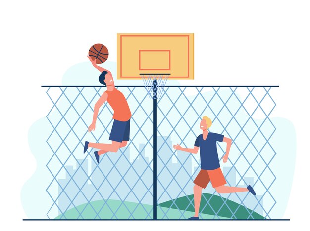 コートでバスケットボールをしている幸せな若い男性。 2人のチームプレーヤーが柵でトレーニングし、バスケットにボールを投げます。