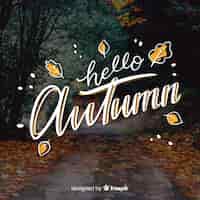 Vettore gratuito ciao autunno lettering sfondo con foto