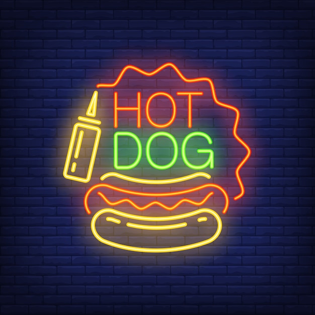 Знак неоновой собаки. колбаса, горчица и звездообразная рамка на фоне кирпичной стены.