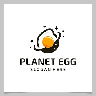Яйцо дизайна логотипа вдохновения с логотипом планеты. премиум векторы