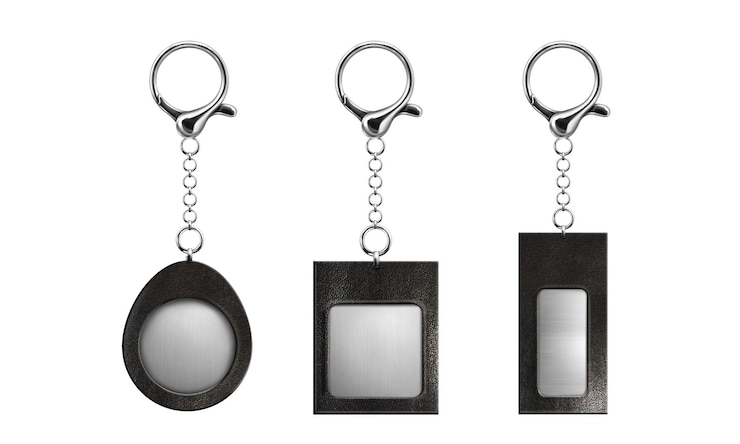 Free Vector keychain mockup with silver and leather pendant