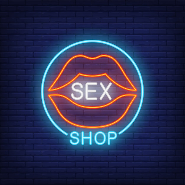 Бесплатное векторное изображение Губы с надписью sex shop в кругу. неоновый знак на фоне кирпича.