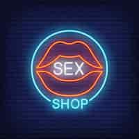 Бесплатное векторное изображение Губы с надписью sex shop в кругу. неоновый знак на фоне кирпича.