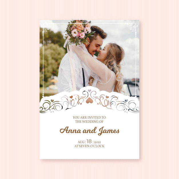 Free vector lovely wedding invitation template with photo