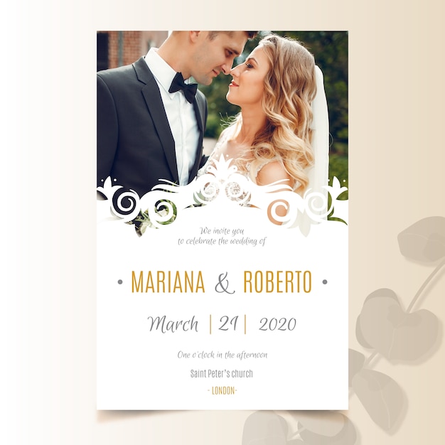 Free vector lovely wedding invitation template with photo