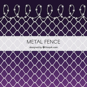 Recinzione metallica con filo spinato su sfondo viola