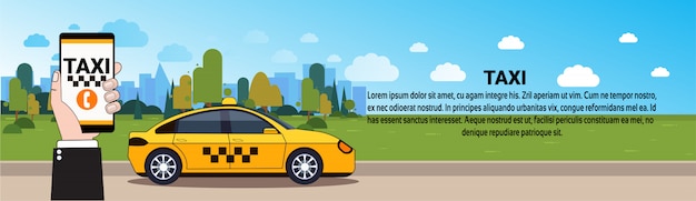道路上​の​黄色い​タクシー車​の​上​の​オンライン​注文​アプリ​で​スマート​フォン​を​持っている​モバイル​タクシー​サービス手​水平​バナーテンプレート