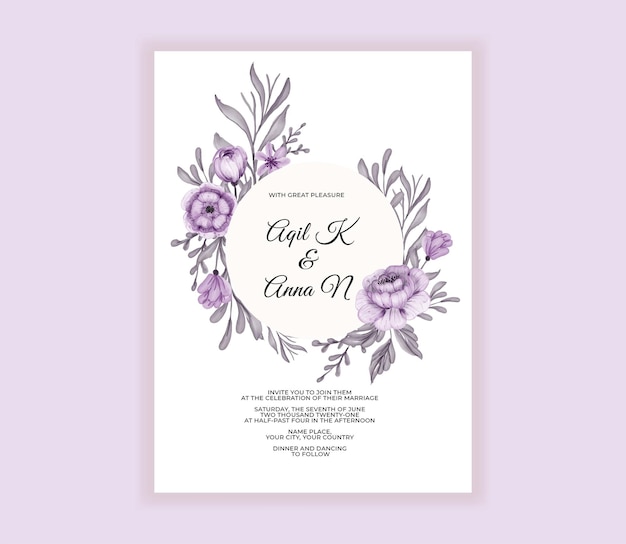 Современная свадебная пригласительная открытка с красивыми фиолетовыми цветами