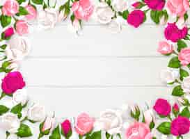 無料ベクター 白い木製の背景イラストにバラのピンクホワイトとフクシア色の母の日フレーム