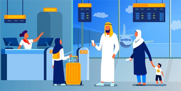 Famiglia musulmana in piedi al banco del check-in in aeroporto