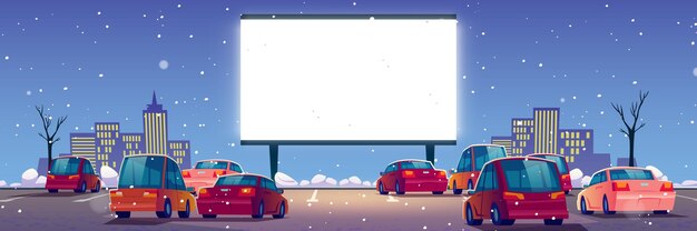 Летний кинотеатр, автомобильный кинотеатр с машинами на открытой парковке зимой.