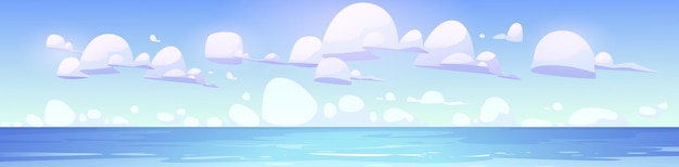Панорама моря со спокойной поверхностью воды и облаками