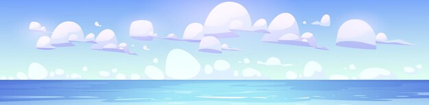 잔잔한 수면과 구름이 있는 바다의 파노라마