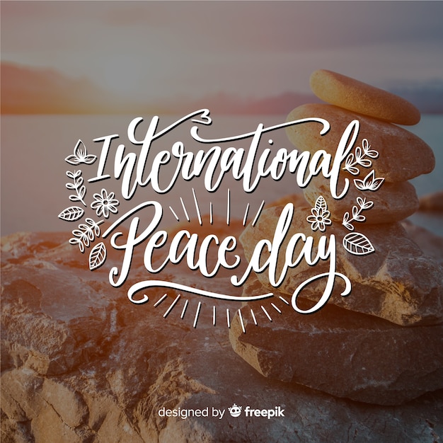 Free vector peace day concept with lettering