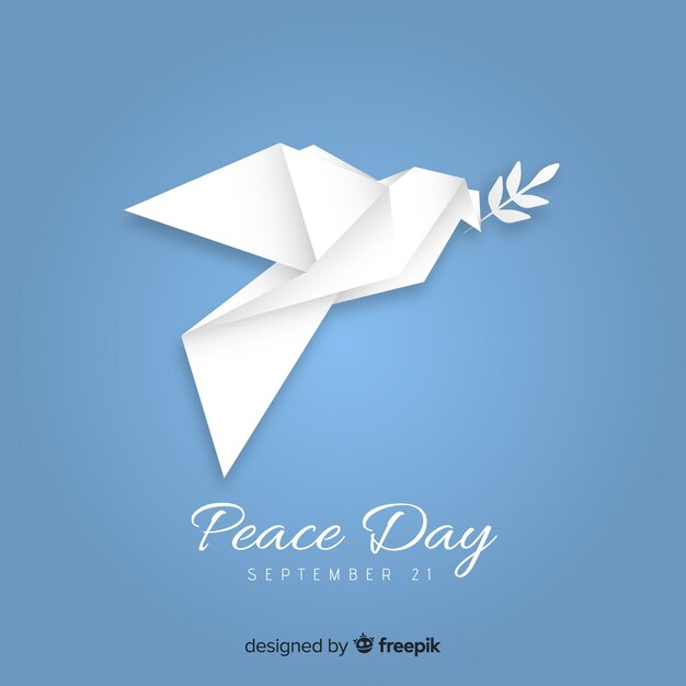 Концепция мирного дня с оригами голубя