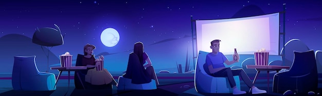 Люди расслабляются в кинотеатре под открытым небом в ночном летнем пейзаже. Мужчины и женщины в кинотеатре под открытым небом сидят на креслах-мешках с пивом и попкорном, смотрят фильм на огромном экране Мультфильм векторные иллюстрации