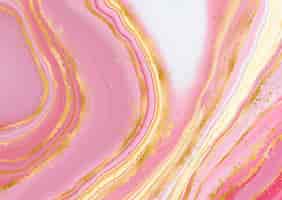 Vettore gratuito sfondio a effetto di marmo liquido rosa con foglio d'oro