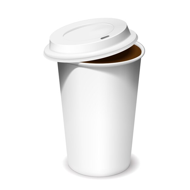 Пластиковая чашка кофе с открытой крышкой в тени