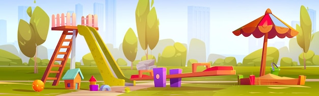 Vettore gratuito parco giochi per bambini in estate parco cittadino vector cartone animato illustrazione di giardino pubblico verde soleggiato con slide sandbox sotto ombrellone giocattoli a terra altalena per bambini paesaggio urbano moderno all'orizzonte