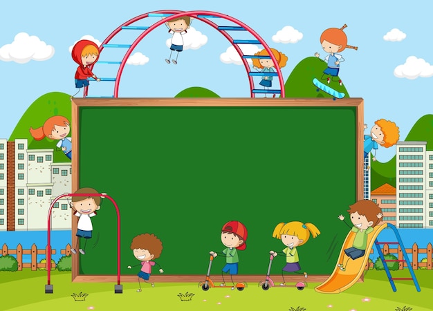 Scena del parco giochi con lavagna vuota e molti bambini scarabocchiano il personaggio dei cartoni animati