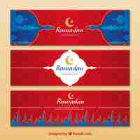 Vettore gratuito collezione di bandiere del ramadan con moschee piatte