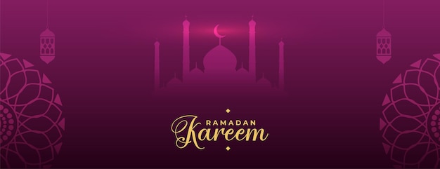 Бесплатное векторное изображение Рамадан карим фиолетовый декоративный баннер с мечетью и фонарем