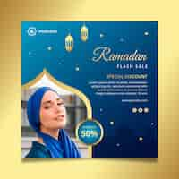 Free vector ramadan sale square flyer template