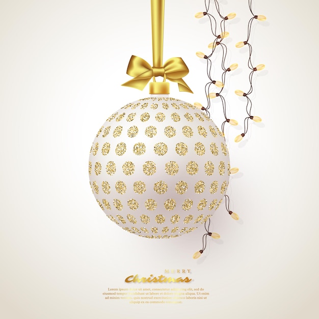 Реалистичная рождественская белая безделушка с золотым бантом и гирляндой. Декоративные элементы для фона праздника Рождества. Векторная иллюстрация.