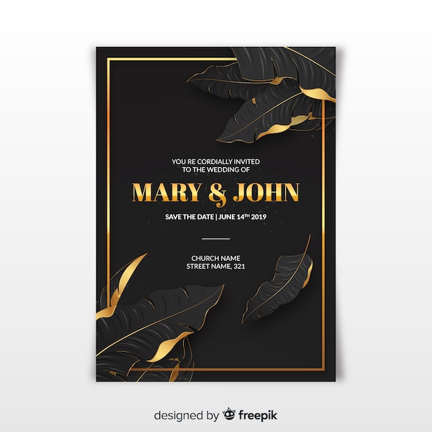Free vector realistic golden palm leaves wedding invitation template