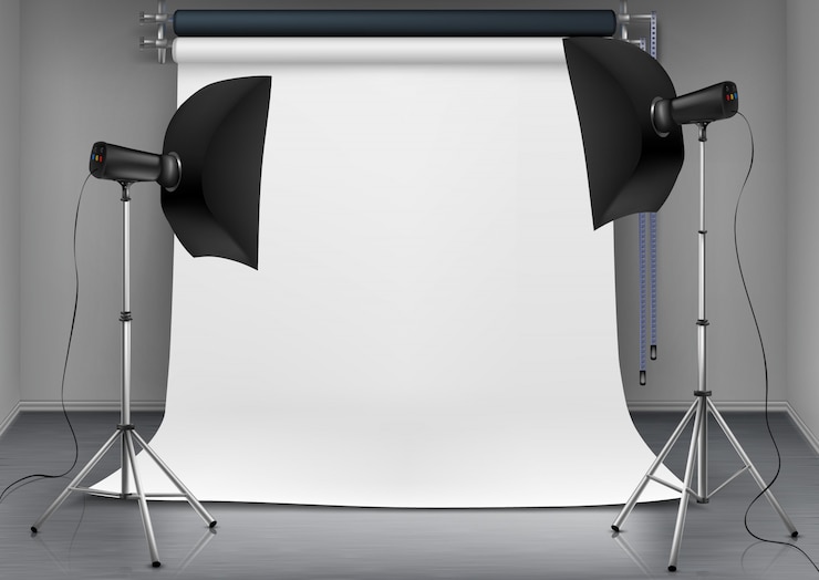 Free Vector realistic illustration of empty room with blank white screen, studio lights with soft boxes 