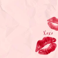 Free vector red lipstick kiss  on wrinkled paper background