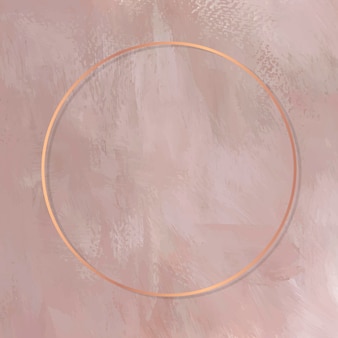 Круглая медная рамка на розовом фоне