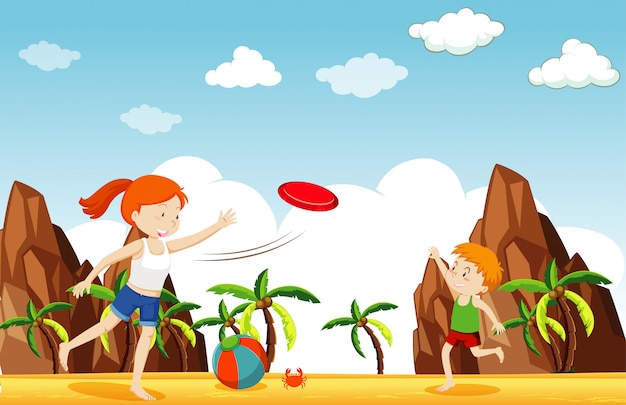 Scena con ragazza e ragazzo che giocano a frisbee sulla spiaggia