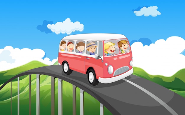 Vettore gratuito uno scuolabus con bambini che viaggiano
