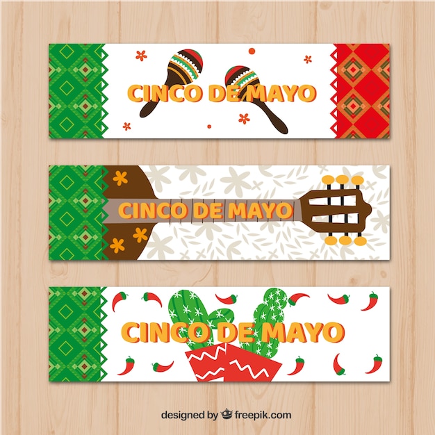 Insieme delle bandiere di cinco de mayo con elementi tradizionali messicani