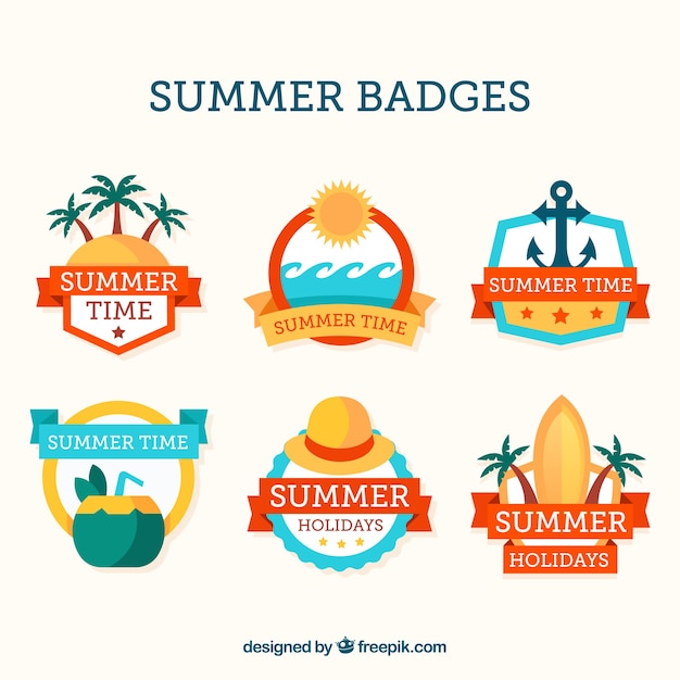 Vettore gratuito set di distintivi di estate colorata con elementi di spiaggia in stile piano