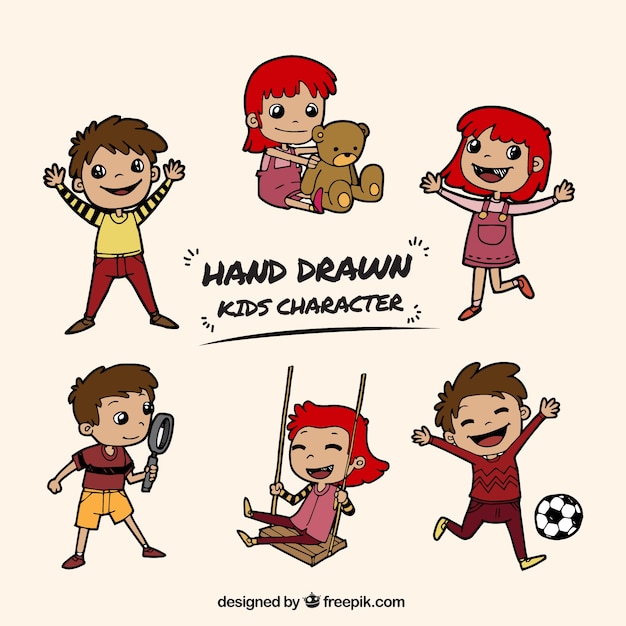 Set di bambini disegnati a mano sorridendo e giocando