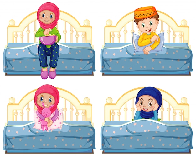 白い背景の上のベッドの上に座って伝統的な服でアラブの子供たちのセット
