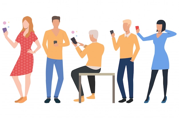 Бесплатное векторное изображение Набор пользователей мобильных телефонов. мужчины и женщины, использующие смартфоны
