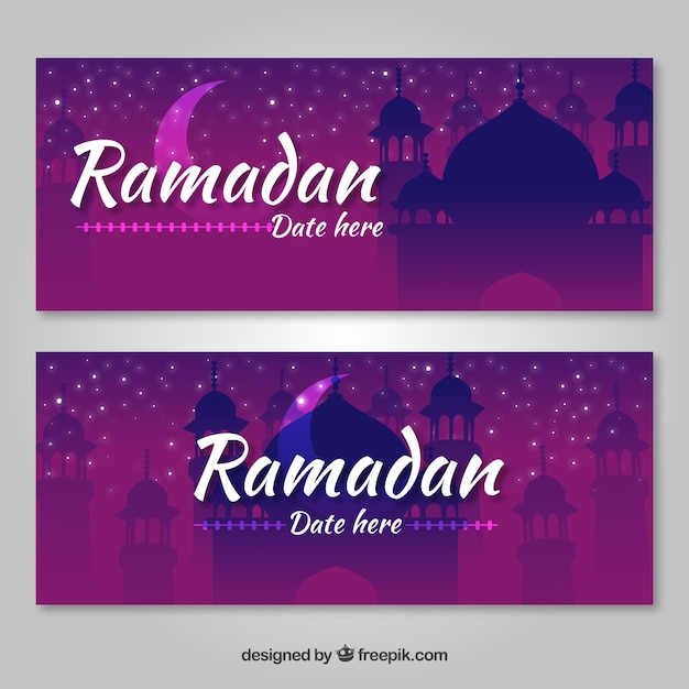 Vettore gratuito set di bandiere del ramadan con sagome di moschee in stile piano