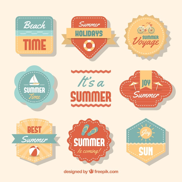 Vettore gratuito set di etichette estive con elementi di spiaggia in stile vintage