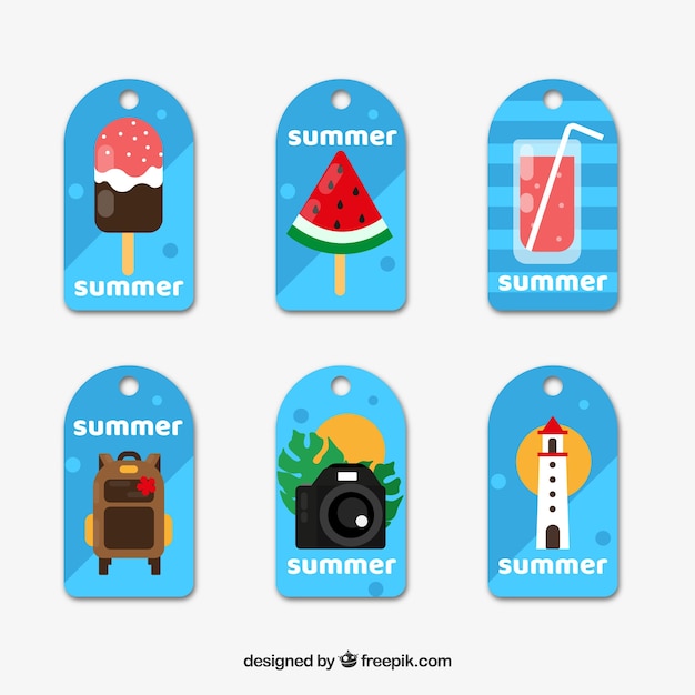 Vettore gratuito set di etichette estive con elementi di spiaggia