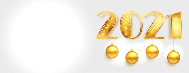 Блестящий золотой новый год 2021 с висящими шарами на белом баннере