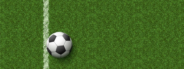 Футбольный мяч на поле с зеленой травой и белой линией. Вектор реалистичный фон с текстурой поверхности пола стадиона, газон для футбола, вид сверху спортивной площадки