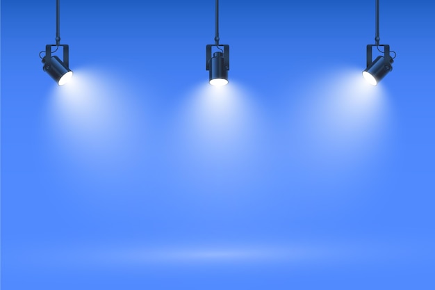 Прожекторы на фоне синей стены студии