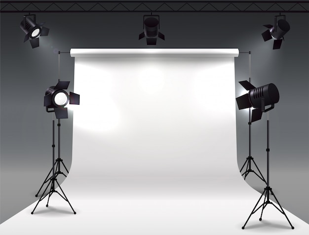 Бесплатное векторное изображение Прожекторы реалистичной композиции с циклорамой и студийными прожекторами, висящими на барабане и закрепленными на стендах