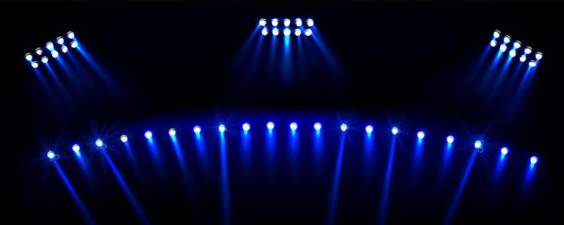 Прожекторы на стадионе для футбольных или футбольных игр, спортивная арена или концертная сцена в ночное время Проекторы и лампы с лучами синего света, изолированные на черном фоне, векторная реалистичная иллюстрация