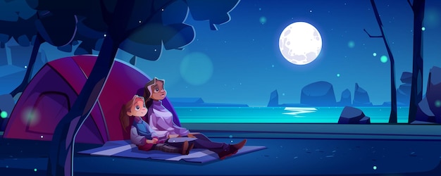Летний лагерь с женщиной и девушкой, сидящей на одеяле ночью. Векторный мультфильм пейзаж с рекой, деревьями, скалами и кемпингом с палаткой и матерью с ребенком, смотрящей на небо с луной и звездами