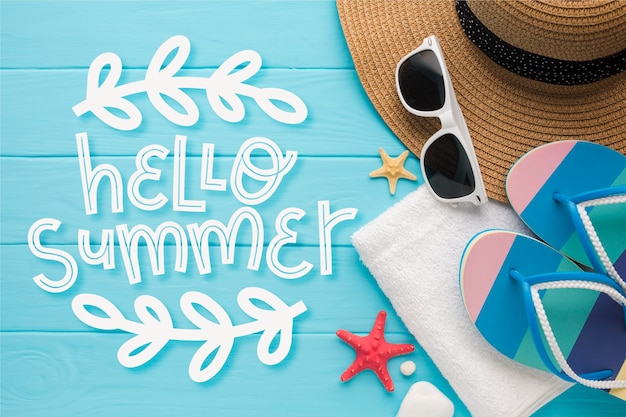 Free vector summer lettering with hat and sunglasses
